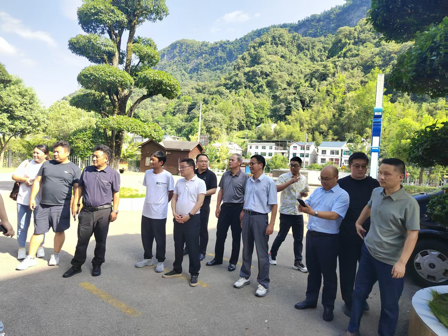 西藏自治區(qū)加查縣縣委常委、副縣長(zhǎng)陳愛(ài)國(guó)一行蒞臨清江鱘龍調(diào)研