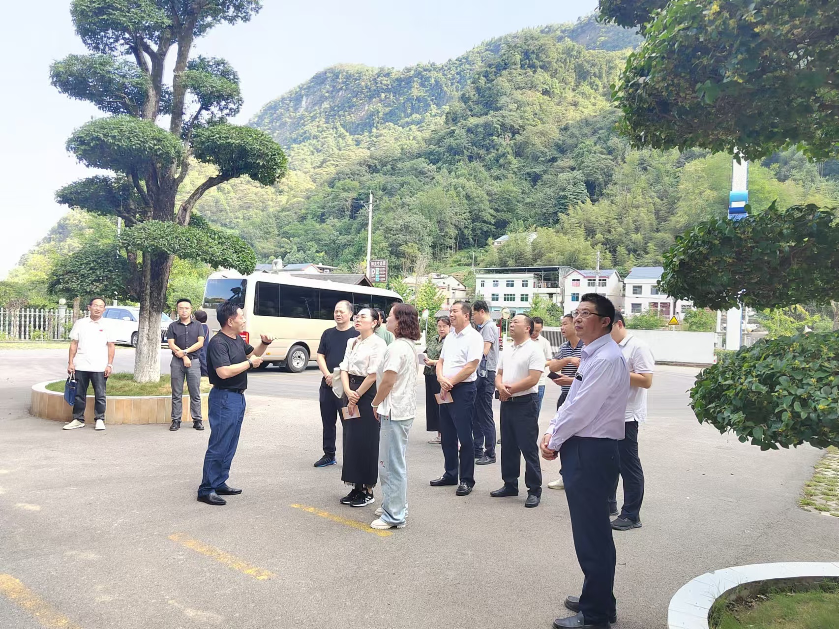 在鄂全國(guó)人大代表一行蒞臨清江鱘龍調(diào)研